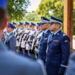 21.07.2022. Mirzec. Pogrzeb aspiranta Marcina Przygody. Na zdjęciu (od lewej): nadinspektor Jarosław Kaleta - komendant wojewódzki policji w Kielcach, nadinspektor Dariusz Augustyniak - pierwszy zastępca komendanta głównego policji / Fot. podkom. Damian Janus - Zespół Prasowy Komendy Wojewódzkiej Policji w Kielcach