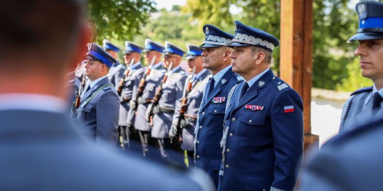 21.07.2022. Mirzec. Pogrzeb aspiranta Marcina Przygody. Na zdjęciu (od lewej): nadinspektor Jarosław Kaleta - komendant wojewódzki policji w Kielcach, nadinspektor Dariusz Augustyniak - pierwszy zastępca komendanta głównego policji / Fot. podkom. Damian Janus - Zespół Prasowy Komendy Wojewódzkiej Policji w Kielcach