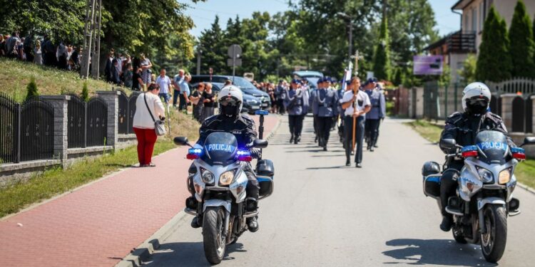 21.07.2022. Mirzec. Pogrzeb aspiranta Marcina Przygody / Fot. podkom. Damian Janus - Zespół Prasowy Komendy Wojewódzkiej Policji w Kielcach