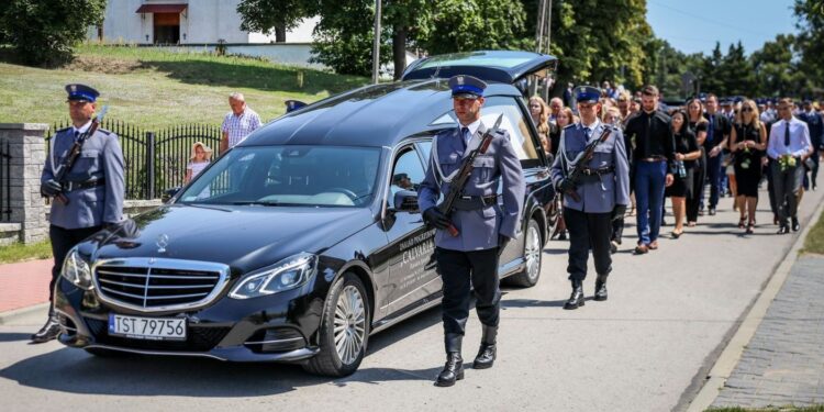 21.07.2022. Mirzec. Pogrzeb aspiranta Marcina Przygody / Fot. podkom. Damian Janus - Zespół Prasowy Komendy Wojewódzkiej Policji w Kielcach