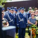 21.07.2022. Mirzec. Pogrzeb aspiranta Marcina Przygody. Na zdjęciu (od lewej): nadinspektor Jarosław Kaleta - komendant wojewódzki policji w Kielcach, nadinspektor Dariusz Augustyniak - pierwszy zastępca komendanta głównego policji / Fot. podkom. Damian Janus - Zespół Prasowy Komendy Wojewódzkiej Policji w Kielcach