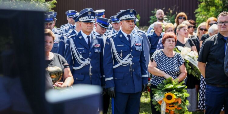 21.07.2022. Mirzec. Pogrzeb aspiranta Marcina Przygody. Na zdjęciu (od lewej): nadinspektor Jarosław Kaleta - komendant wojewódzki policji w Kielcach, nadinspektor Dariusz Augustyniak - pierwszy zastępca komendanta głównego policji / Fot. podkom. Damian Janus - Zespół Prasowy Komendy Wojewódzkiej Policji w Kielcach