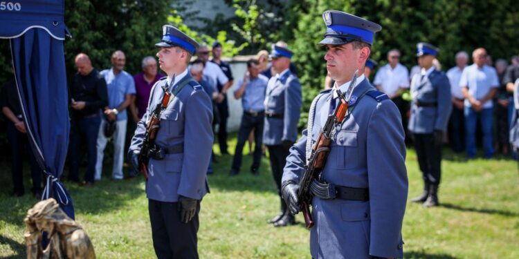 21.07.2022. Mirzec. Pogrzeb aspiranta Marcina Przygody / Fot. podkom. Damian Janus - Zespół Prasowy Komendy Wojewódzkiej Policji w Kielcach