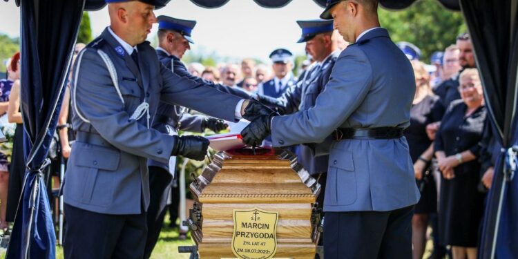 21.07.2022. Mirzec. Pogrzeb aspiranta Marcina Przygody / Fot. podkom. Damian Janus - Zespół Prasowy Komendy Wojewódzkiej Policji w Kielcach