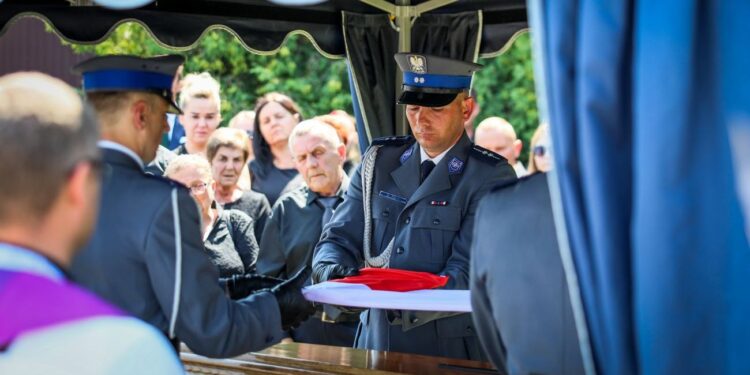 21.07.2022. Mirzec. Pogrzeb aspiranta Marcina Przygody / Fot. podkom. Damian Janus - Zespół Prasowy Komendy Wojewódzkiej Policji w Kielcach