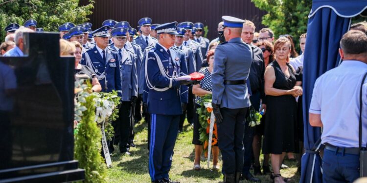 21.07.2022. Mirzec. Pogrzeb aspiranta Marcina Przygody / Fot. podkom. Damian Janus - Zespół Prasowy Komendy Wojewódzkiej Policji w Kielcach