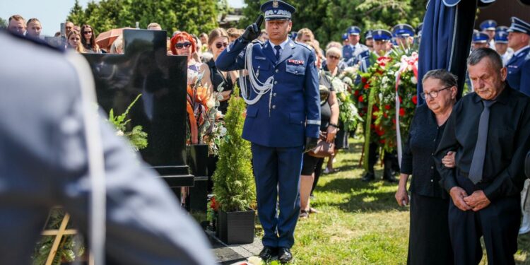 21.07.2022. Mirzec. Pogrzeb aspiranta Marcina Przygody. Na zdjęciu: nadinspektor Dariusz Augustyniak - pierwszy zastępca komendanta głównego policji / Fot. podkom. Damian Janus - Zespół Prasowy Komendy Wojewódzkiej Policji w Kielcach