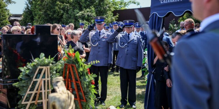 21.07.2022. Mirzec. Pogrzeb aspiranta Marcina Przygody / Fot. podkom. Damian Janus - Zespół Prasowy Komendy Wojewódzkiej Policji w Kielcach