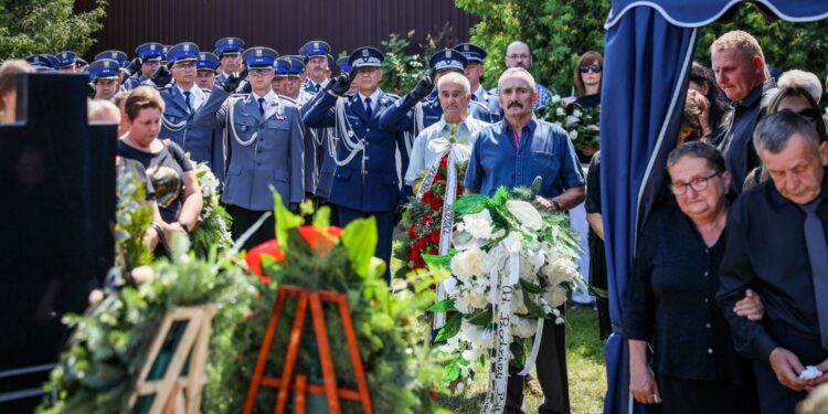 21.07.2022. Mirzec. Pogrzeb aspiranta Marcina Przygody / Fot. podkom. Damian Janus - Zespół Prasowy Komendy Wojewódzkiej Policji w Kielcach