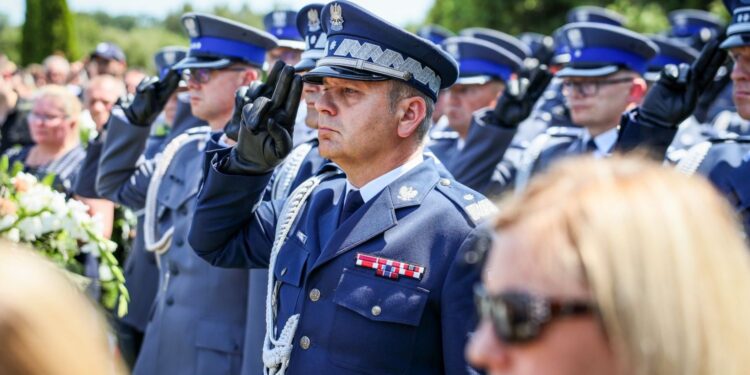 21.07.2022. Mirzec. Pogrzeb aspiranta Marcina Przygody. Na zdjęciu: nadinspektor Dariusz Augustyniak - pierwszy zastępca komendanta głównego policji / Fot. podkom. Damian Janus - Zespół Prasowy Komendy Wojewódzkiej Policji w Kielcach