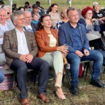 10.07.2022. Lipowica. Koncert piosenek żeglarskich. Na zdjęciu (w środku): Krzysztof Słoń - senator PiS i burmistrz Chęcin Robert Jaworski z żoną / Fot. Michał Kita - Radio Kielce