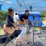10.07.2022. Lipowica. Koncert piosenek żeglarskich. Na zdjęciu (od lewej): Dominika Żukowska i Andrzej Korycki / Fot. Michał Kita - Radio Kielce