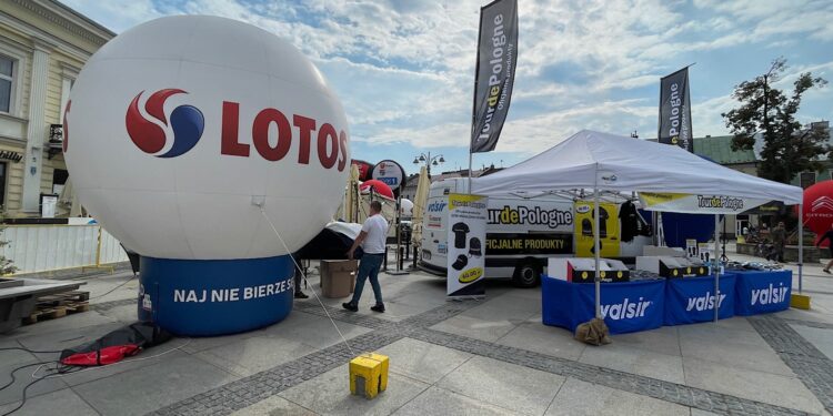 30.07.2022. Kielce. Rynek. Ostatnie przygotowania przed startem 79. Tour de Pologne / Fot. Wiktor Taszłow - Radio Kielce