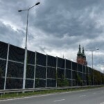 12.07.2022. Kielce. Ulica 1 Maja. Ekrany akustyczne / Fot. Wiktor Taszłow - Radio Kielce