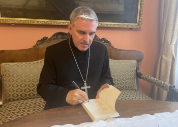 Sandomierz. Pałac Biskupi .Biskup Nitkiewicz ze swoją nową książką