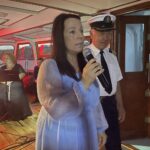 23.07.2022. Sandomierz. Ostatni koncert Festiwalu „Ucho Igielne”. Na zdjęciu: Magdalena Kusztal - organizatorka Festiwalu „Ucho Igielne”, Tadeusz Prokop - kapitan żeglugi śródlądowej / Fot. Grażyna Szlęzak - Radio Kielce