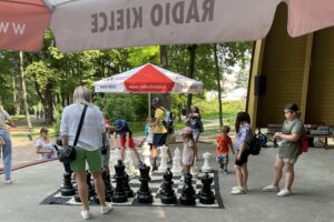 26.07.2022. Kielce. Park Miejski. Wakacyjna Szkoła Szachowa Radia Kielce / Fot. Rafał Szymczyk- Radio Kielce