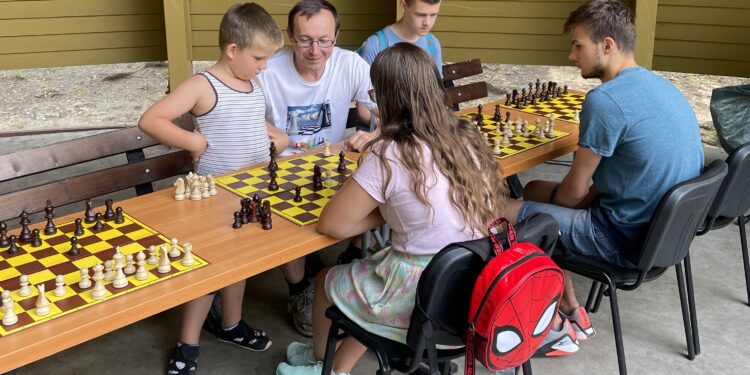 26.07.2022. Kielce. Park Miejski. Wakacyjna Szkoła Szachowa Radia Kielce / Fot. Rafał Szymczyk- Radio Kielce