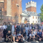 Sandomierz. Koloniści z Kijowa w Sandomierzu. Na zdjęciu (z lewej): ks Bogusław Pitucha - dyrektor Caritas Diecezji Sandomierskiej. / Fot. Grażyna Szlęzak - Radio Kielce