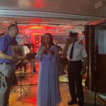 23.07.2022. Sandomierz. Ostatni koncert Festiwalu „Ucho Igielne”. Na zdjęciu (od lewej): Marcin Piwnik - A od lewej starosta sandomierski, Magdalena Kusztal - organizatorka Festiwalu „Ucho Igielne”, Tadeusz Prokop - kapitan żeglugi śródlądowe / Fot. Grażyna Szlęzak - Radio Kielce