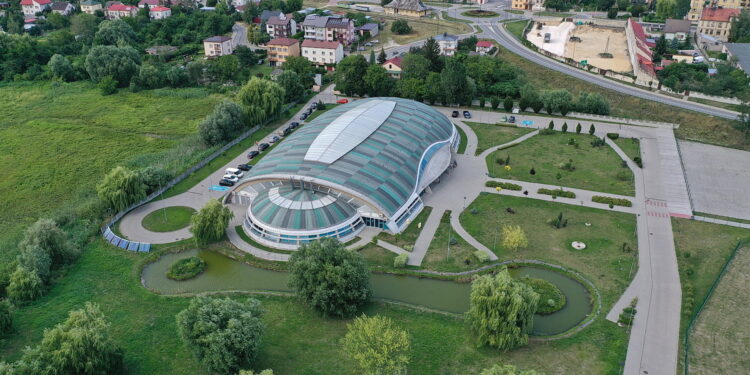 29.07.2022 Pińczów. Ośrodek sporu nad zalewem. Hala / Fot. Jarosław Kubalski - Radio Kielce