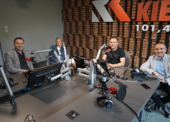 12.07.2022. Kielce. Punkty Widzenia. Na zdjęciu (od lewej): Kamil Suchański - radny, Katarzyna Czech-Kruczek - radna, Robert Szumielewicz - Radio Kielce, Piotr Kisiel - radny / Fot. Sebastian Kalwat - Radio Kielce