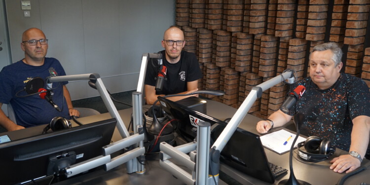 13.07.2022 Radio Kielce, Punkty Widzenia. Na zdjęciu (od lewej): Jaromir Kruk- dziennikarz sportowy. Damian Wysocki - dziennikarz sportowy Radio eM, Jakub Rożek - dziennikarz Radia Kielce / Fot. Sebastian Kalwat - Radio Kielce