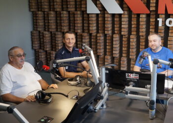 25.07.2022. Radio Kielce. Punkty Widzenia. Na zdjęciu (od lewej): Dariusz Kałwa - prezes Zarządu Okręgu Polskiego Związku Motorowego w Kielcach, podkomisarz Mariusz Bednarski - Wydział Ruchu Drogowego Komendy Wojewódzkiej Policji w Kielcach i Daniel Lenart - dziennikarz Radio Kielce. / Fot. Dionizy Krawczyński - Radio Kielce