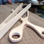 20.07.2022. Kielce. Drewniane chwytaki nożycowe