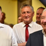 01.07.2022. Końskie. Otwarcie biura poselskiego Krzysztofa Lipca. Na zdjęciu (od lewej): poseł Marek Kwitek, Zbigniew Koniusz - wojewoda świętokrzyski, poseł Krzysztof Lipiec / Fot. Magdalena Galas-Klusek - Radio Kielce