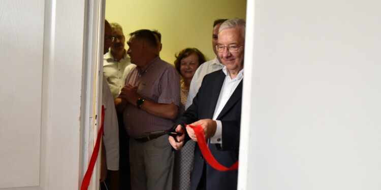 01.07.2022. Końskie. Otwarcie biura poselskiego Krzysztofa Lipca. Na zdjęciu (z prawej): poseł Krzysztof Lipiec / Fot. Magdalena Galas-Klusek - Radio Kielce