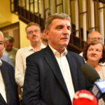 01.07.2022. Końskie. Otwarcie biura poselskiego Krzysztofa Lipca. Na zdjęciu (od lewej): poseł Krzysztof Lipiec, Andrzej Pruś - przewodniczący sejmiku województwa / Fot. Magdalena Galas-Klusek - Radio Kielce