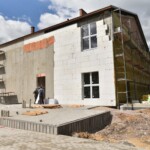 Hala widowiskowa w Końskich nabrała kształtu - Radio Kielce 12.07.2022. Końskie. Budowa hali widowiskowej / Fot. Magdalena Galas-Klusek - Radio Kielce