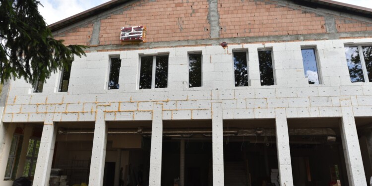 12.07.2022. Końskie. Budowa hali widowiskowej / Fot. Magdalena Galas-Klusek - Radio Kielce