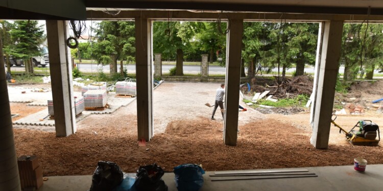 12.07.2022. Końskie. Budowa hali widowiskowej / Fot. Magdalena Galas-Klusek - Radio Kielce