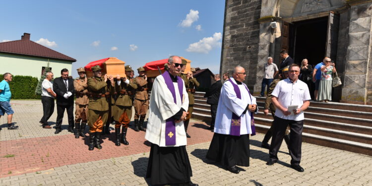 23.07.2022. Pilczyca. Pogrzeb szczątków żołnierzy Armii Krajowej / Fot. Magdalena Galas-Klusek - Radio Kielce