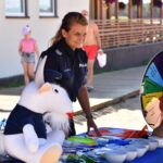 27.07.2022. Sielpia. Działania profilaktyczne dotyczące bezpieczeństwa nad wodą. Na zdjęciu: Marta Przygodzka - oficer prasowy z Komendy Powiatowej Policji w Końskich / Fot. Magdalena Galas-Klusek - Radio Kielce