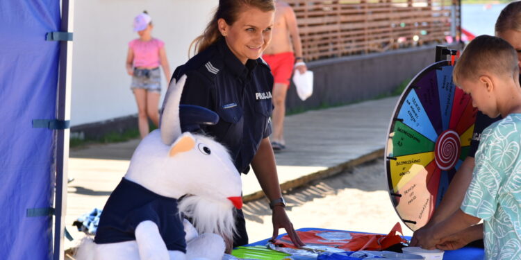 27.07.2022. Sielpia. Działania profilaktyczne dotyczące bezpieczeństwa nad wodą. Na zdjęciu: Marta Przygodzka - oficer prasowy z Komendy Powiatowej Policji w Końskich / Fot. Magdalena Galas-Klusek - Radio Kielce