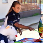 27.07.2022. Sielpia. Działania profilaktyczne dotyczące bezpieczeństwa nad wodą. Na zdjęciu: Marta Przygodzka - oficer prasowy z Komendy Powiatowej Policji w Końskich / Fot. Magdalena Galas-Klusek - Radio Kielce