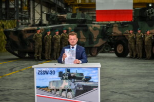 05.07.2022 Stalowa Wola. Minister obrony narodowej podpisał umowę na wyposażenie Rosomaków w bezzałogowe wieże / Fot. MON