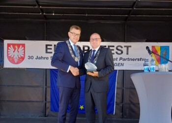 02.07.2022. Emmendingen. Uroczystości z okazji 30 lat partnerstwa Emmendingen i Sandomierza. Na zdjęciu (od lewej): Marcin Marzec - burmistrz Sandomierza i Stefan Schlatterer - burmistrz Emmendingen / źródło: Urząd Miasta Sandomierza