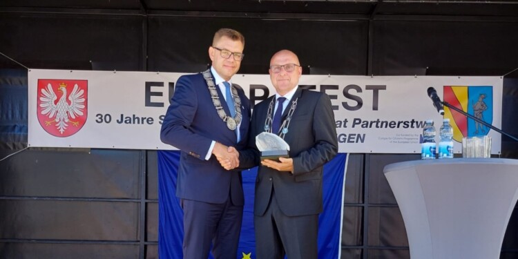 02.07.2022. Emmendingen. Uroczystości z okazji 30 lat partnerstwa Emmendingen i Sandomierza. Na zdjęciu (od lewej): Marcin Marzec - burmistrz Sandomierza i Stefan Schlatterer - burmistrz Emmendingen / źródło: Urząd Miasta Sandomierza