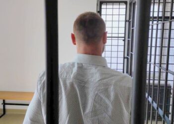 Na zdjęciu: zatrzymany mężczyzna, podejrzany o oszustwa metodą „na prokuratora” / Fot. KPP Skarżysko