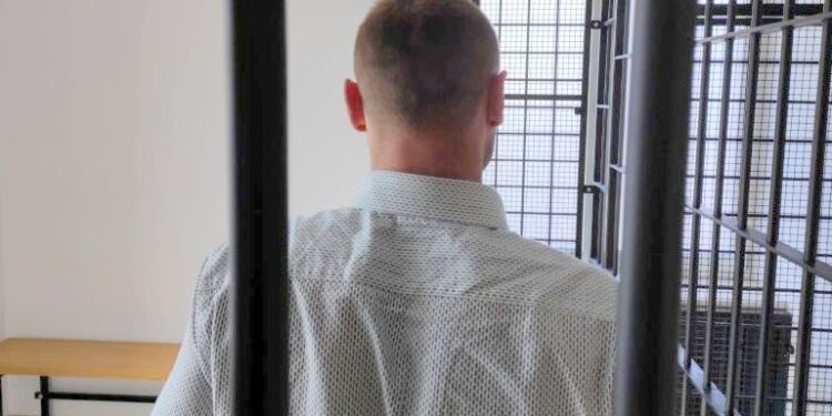 Na zdjęciu: zatrzymany mężczyzna, podejrzany o oszustwa metodą „na prokuratora” / Fot. KPP Skarżysko