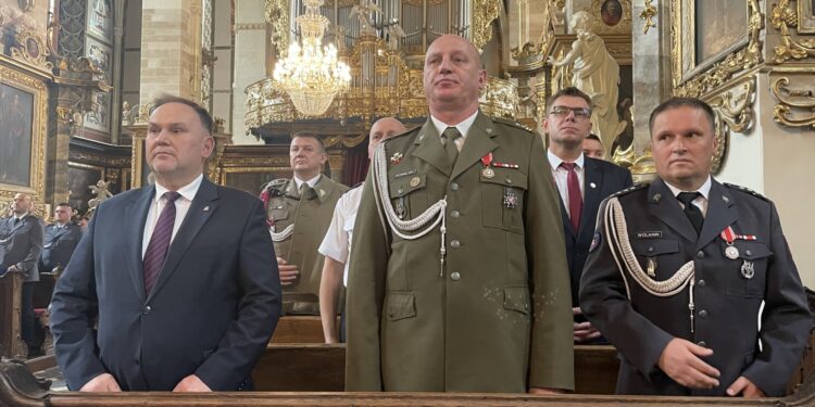 19.07.2022. Sandomierz. Święto policji. Na zdjęciu (pierwszy z lewej): poseł Marek Kwitek / Fot. Grażyna Szlęzak - Radio Kielce