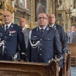 19.07.2022. Sandomierz. Święto policji. Na zdjęciu (w pierwszym rzędzie, od lewej): nadinspektor Jarosław Kaleta - komendant wojewódzki policji w Kielcach, inspektor Ryszard Komański - komendant powiatowy policji w Sandomierzu / Fot. Grażyna Szlęzak - Radio Kielce