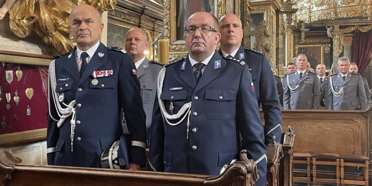 19.07.2022. Sandomierz. Święto policji. Na zdjęciu (w pierwszym rzędzie, od lewej): nadinspektor Jarosław Kaleta - komendant wojewódzki policji w Kielcach, inspektor Ryszard Komański - komendant powiatowy policji w Sandomierzu / Fot. Grażyna Szlęzak - Radio Kielce