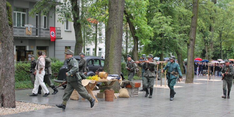 31.07.2022. Busko-Zdrój. Widowisko historyczne pt. Powstanie Warszawskie. / Fot. Marta Gajda-Kruk - Radio Kielce