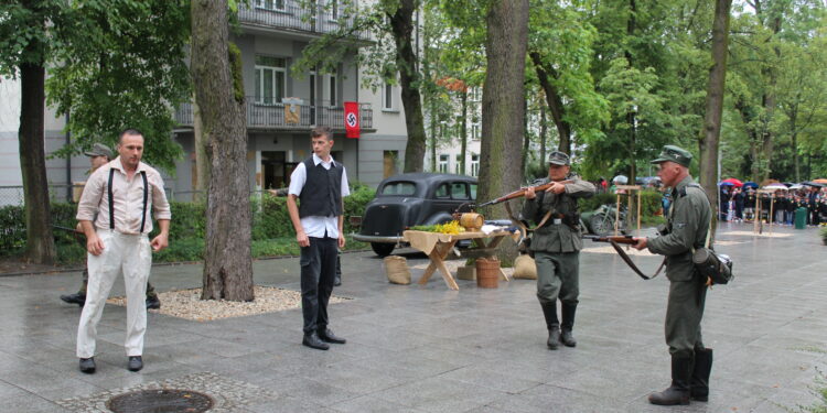 31.07.2022. Busko-Zdrój. Widowisko historyczne pt. Powstanie Warszawskie. / Fot. Marta Gajda-Kruk - Radio Kielce