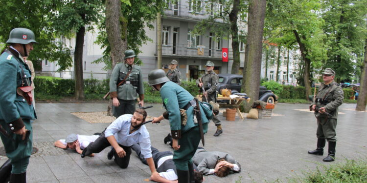 31.07.2022. Busko-Zdrój. Widowisko historyczne pt. Powstanie Warszawskie. / Fot. Marta Gajda-Kruk - Radio Kielce